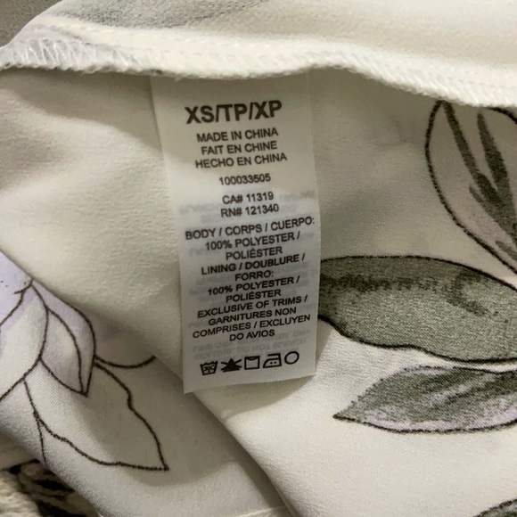 ✨2/20$✨NWOT DYNAMITE V-Neck Graphic Blouse - Picture 7 of 7